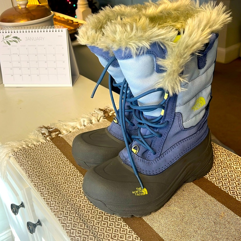 Girls The North Face Snow boots size 3